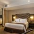 Del Pilar Miraflores Hotel, Lima: guest room with king bed, mirrored closet and bedside lamps