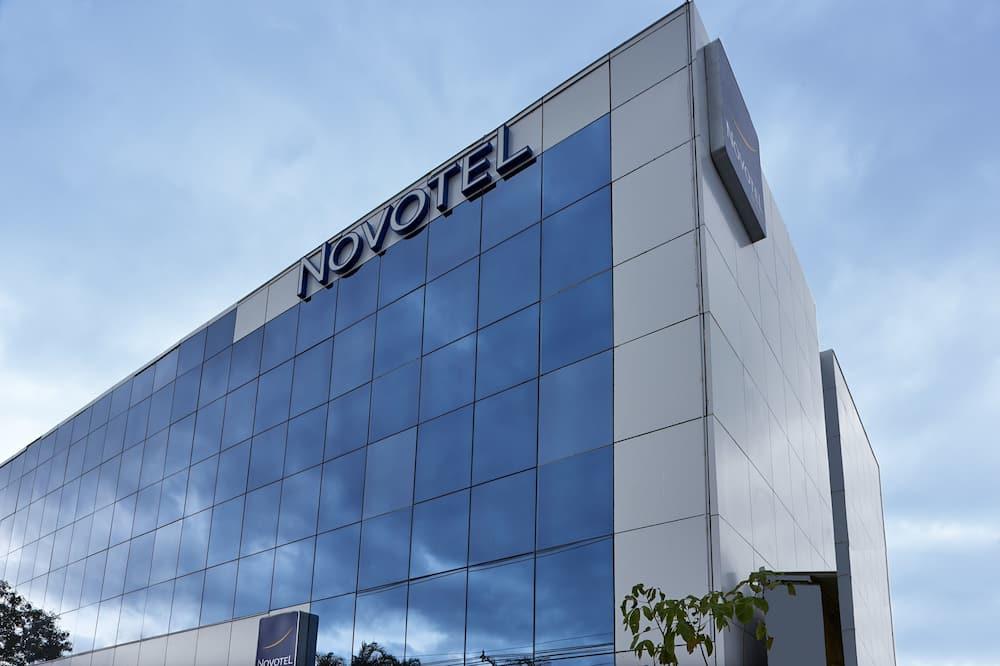 Novotel Front desk | Alfredo Peraza