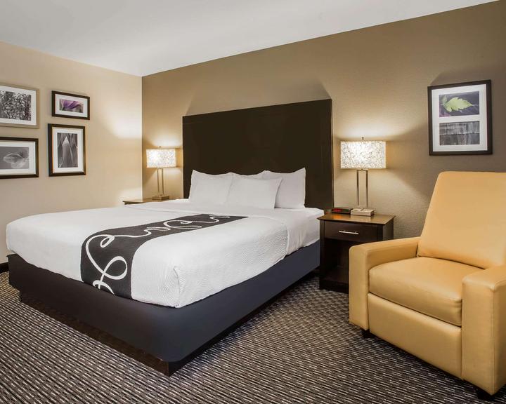 LA QUINTA INN & SUITES BY WYNDHAM NASHVILLE DOWNTOWN STADIUM $157