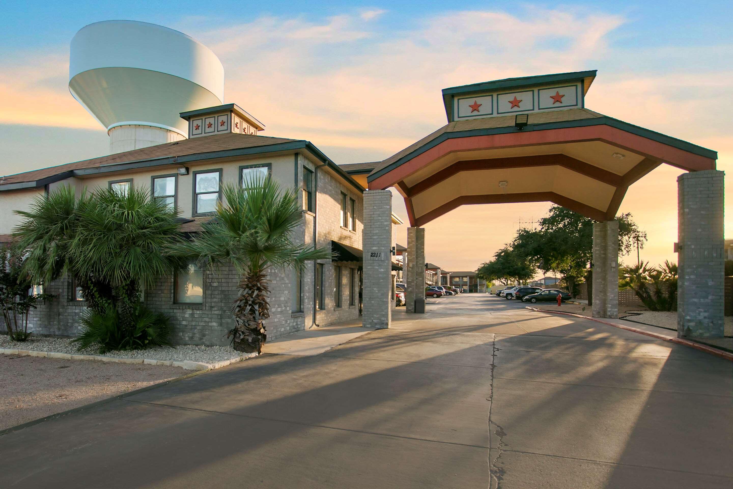 econo lodge near lackland air force base seaworld